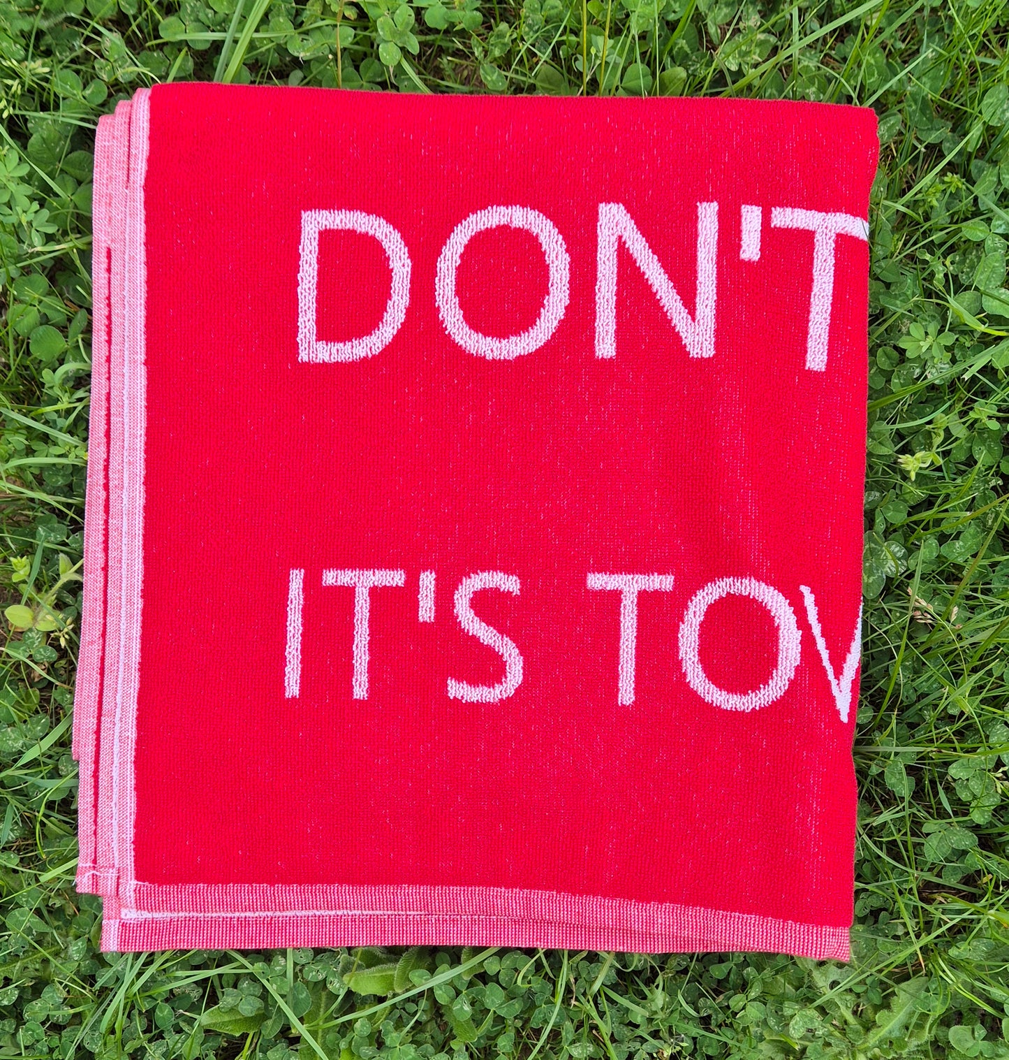 Towelday - das ultimative Handtuch für alle Fans von "Per Anhalter durch die Galaxie"